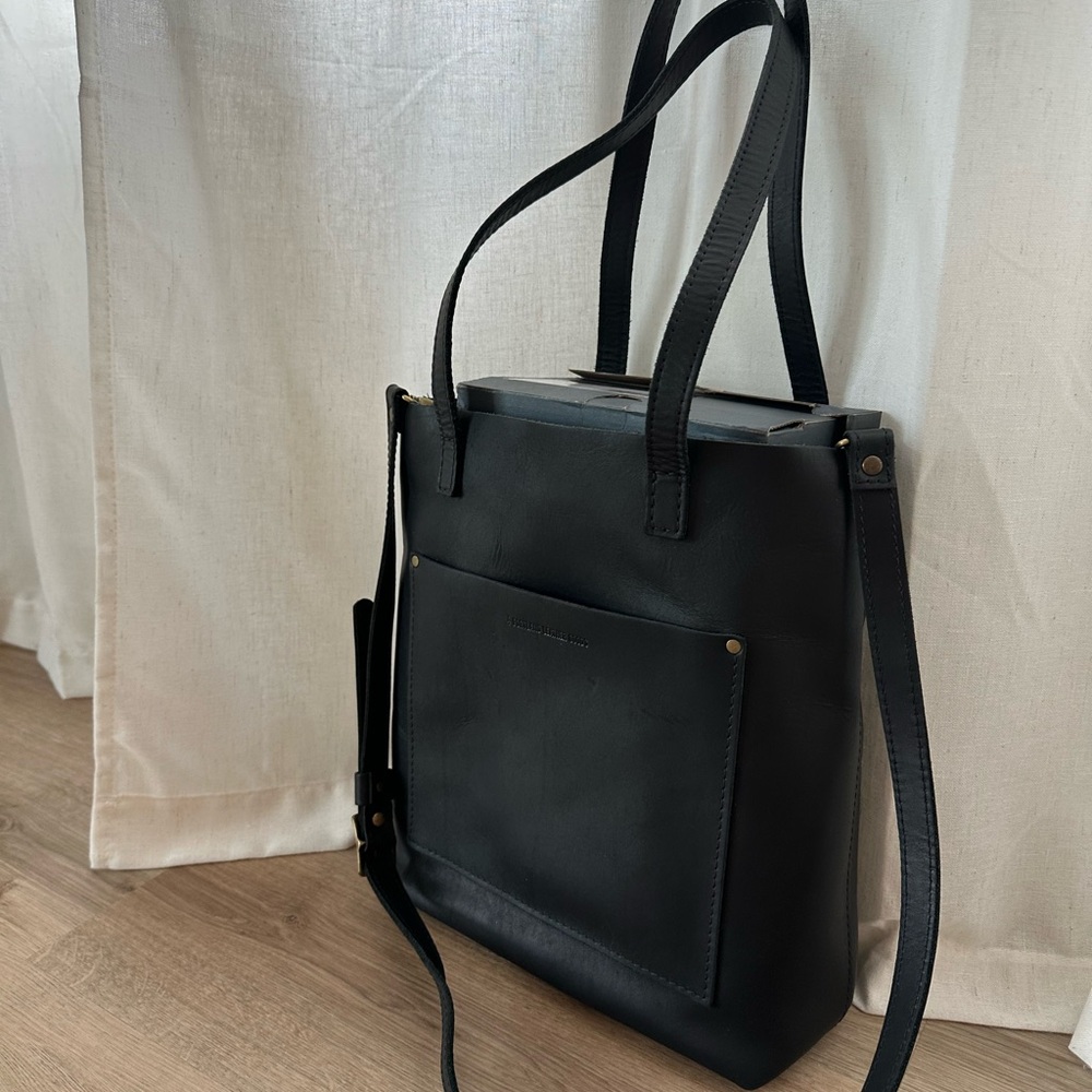 Portland leather crossbody tote - Picture 3 of 10